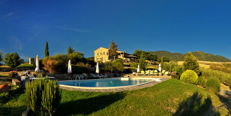tuscan-villa-with-pool